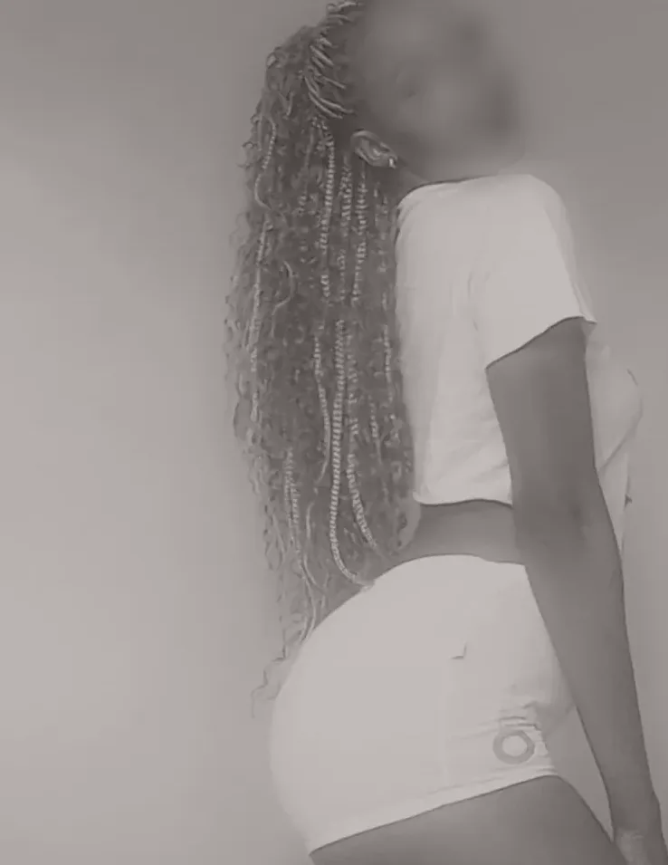 Olivia, 28